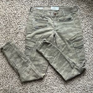 Lucky Brand | Charlie Skinny Cargo Pants (Camouflage)